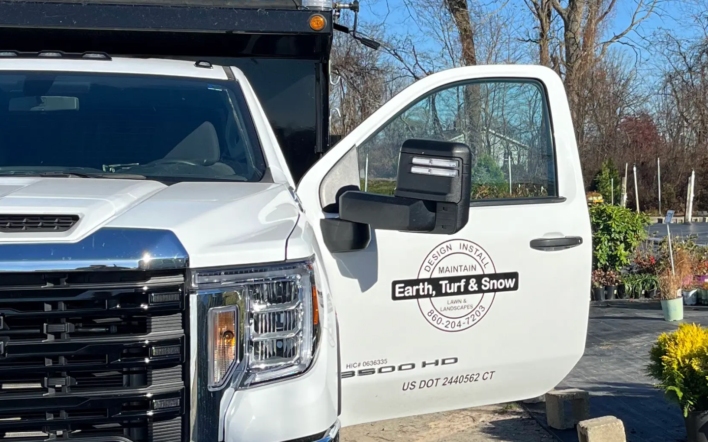 Landscaping & Outdoor Services logo